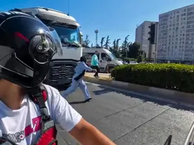 Tırın önünden geçmeye çalışan kadın ölümden son anda kurtuldu

