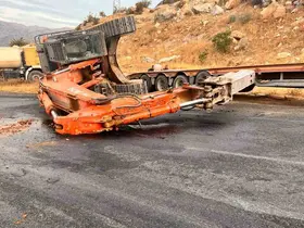 Tırın üzerindeki iş makinesi yola düştü, yol trafiğe kapandı
