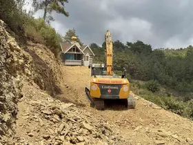 Tonlarca ağırlıkta olan evini eşyalarıyla birlikte rayların üzerinden iş makinesi yardımıyla yürütüp tapulu arazine çekti
