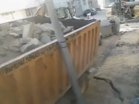 Tonlarca yüklü kamyonun yere gömülme anı güvenlik kamerasına yansıdı
