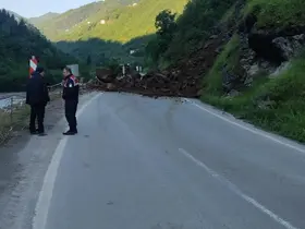 Trabzon-Bayburt karayolu heyelan nedeniyle ulaşıma kapandı
