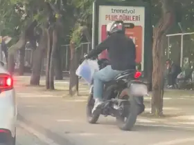 Trafiği beklememek için kaldırımdan yoluna devam etti
