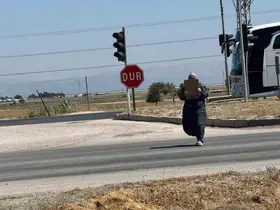 Trafik ışıklarındaki dilenciler, zabıtayla karşılaşınca arkalarına bakmadan kaçtılar
