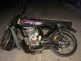 Trafik levhasına çarpan motosiklet hurdaya döndü: 2 yaralı
