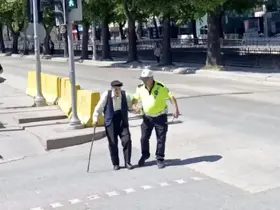 Trafik polisinin yürümekte zorlanan yaşlı adama yardımı yürekleri ısıttı
