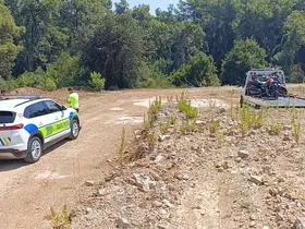 Trafik uygulamasını görünce motosikletini ormanlık alana bırakıp kaçtı, cezadan kaçamadı
