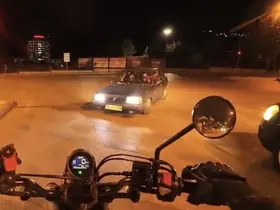 Trafikte akıl almaz görüntü: Araçlara aldırmadan tersten yoluna devam etti
