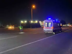 Trafikte kalan ambulansa polis ekiplerinden hızlı müdahale
