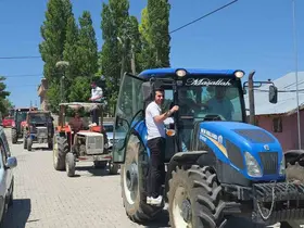Traktörlerle konvoy yapılan düğündeki sürprizler davetlileri kahkahaya boğdu
