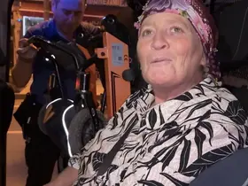 Tramvayı kaçıran anne ve engelli oğluna polisten yardım eli

