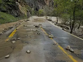 Tunceli’de taşkınlar sonrası hasar alan ilçe yolu ulaşıma kapandı
