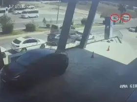 Tur minibüsü ile motosiklet çarpıştı: 1 yaralı
