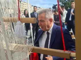Türk bayrağı dokuma etkinliği başladı: İlk ilmek Vali Elban’dan
