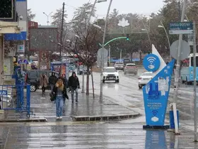 Türkiye baharı yaşarken, Erzurum güne lapa lapa karla uyandı
