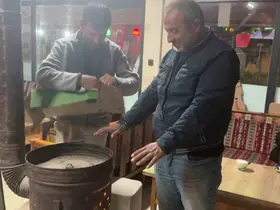 Türkiye sıcaktan kavrulurken Sivas’ta halen soba yakılıyor
