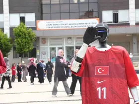 Türkiye’nin nüfusa kayıtlı robotu CANİKMAN öğrencilerle buluştu
