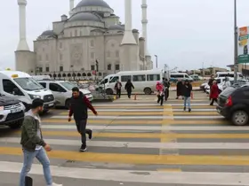 Üç şeritli yolda tehlikeli yaya geçidi korkutuyor
