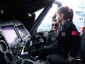 Uçakları camdan izliyordu, TEKNOFEST’te kokpite oturdu: 6 yaşındaki Meryem’in F-16 hayali
