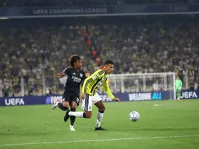 UEFA Şampiyonlar Ligi: Fenerbahçe: 0 - Olympique Lyon: 1 (İlk yarı)
