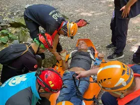 Uludağ’da can pazarı... Ayağı kırılan 75 yaşındaki adam 5 saatlik çalışmayla kurtarıldı
