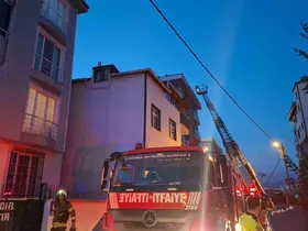 Ümraniye’de 5 katlı binanın çatısında çıkan yangın paniğe neden oldu
