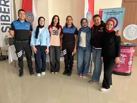 Üniversite öğrencilerine güvenlik ve siber farkındalık eğitimi
