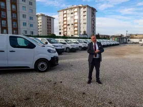 Uşak Belediyesi 14 tane yeni hizmet aracını bünyesine katarak araç filosunu genişletti

