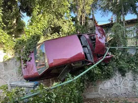 Uşak’ta kontrolden çıkan otomobil korkuluklarda asılı kaldı: 1 yaralı
