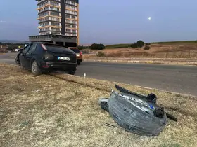 Uşak’ta otomobil refüje çıktı: 2 yaralı
