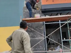 Ustaları beklemeden kendi tulumu giyerek okulu güzelleştirdi
