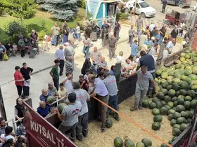 Uşûr olarak 20 ton karpuz dağıttı
