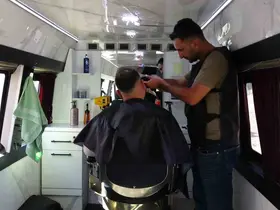 Uzman çavuşluğu bırakıp mobil berber oldu
