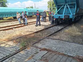 Vagonun üzerine çıkan baba ve oğluna yüksek gerilim hattındaki elektrik çarptı
