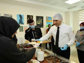 Vali Aktaş yaşlı vatandaşlara elleriyle yemek ikramı yaptı
