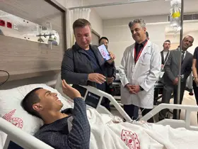Vali Aydoğdu, hastanede tedavi gören üniversite öğrencisini yalnız bırakmadı
