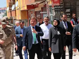 Vali Aydoğdu, Tercan’da vatandaşlar ve esnafla buluştu
