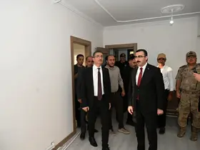 Vali Baruş, Çat’ta yapımı tamamlanan deprem konutlarını yerinde inceledi
