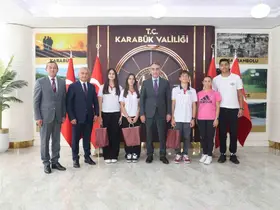 Vali Çağatay’dan başarılı sporculara hediye
