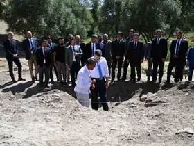 Vali Çiftçi, Hınıs Parmaksız Kale Höyüğü’nde incelemelerde bulundu
