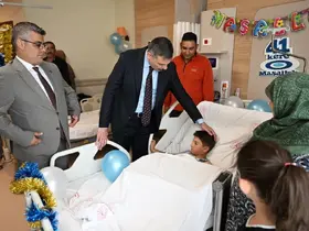 Vali Çiftçi sünnet olan çocuklara hastanede ziyaret etti
