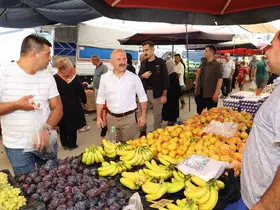 Vali Osman Varol semt pazarında vatandaşlarla buluştu
