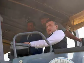 Vali Sözer araç başına geçti, köy yolarında BSK döktü
