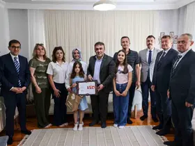 Vali Sözer, evde eğitim gören öğrencilerin karne sevincine ortak oldu

