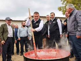 Vali Sözer salça kazanı başına geçti
