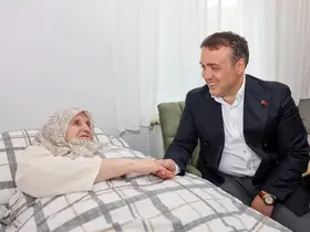Vali Sözer, yaşlı çiftin evine konuk oldu
