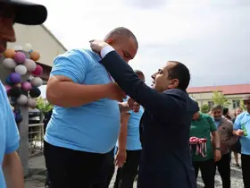 Vali Taşolar’dan engelli bireye duygulandıran jest
