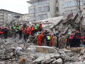 Vali yardımcısının yargılandığı enkaz demirleri davasında ilk duruşma
