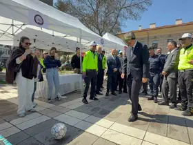 Vali Yılmaz alkol gözlüğünü taktı, futbol topunu kaleye göndermede hayli zorlandı

