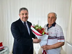 Vali Yılmaz, Babalar Günü’nde şehit ailesini ziyaret etti
