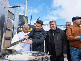 Valiler Ergan Dağı’nda et döner yerine tulum peyniri döneri kesti
